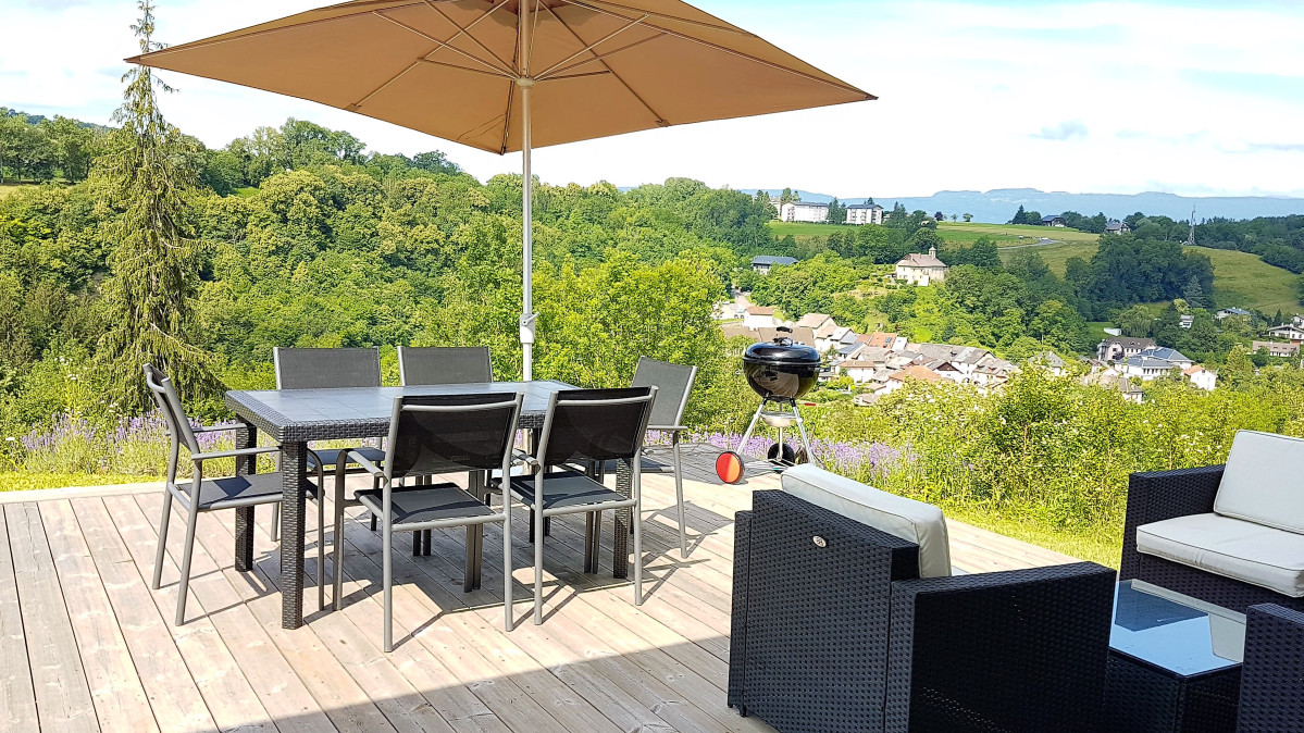 Avant / Après Réalisation d'une terrasse bois pour une maison à Alby-sur-Cheran